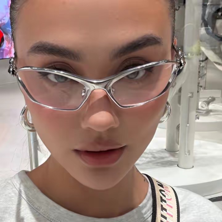 AGNEZ MO