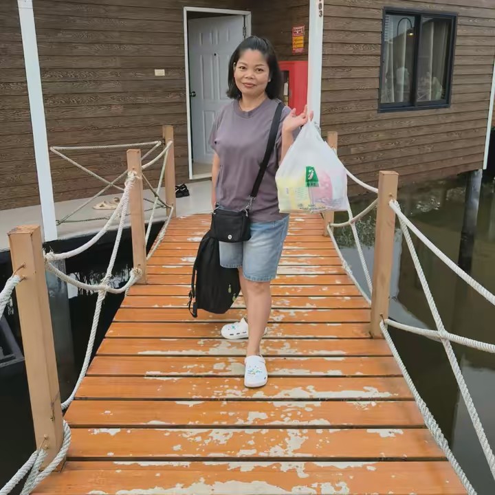 หญิงนุ้ยบ้านๆ ในชุดยูนิฟอร์ม