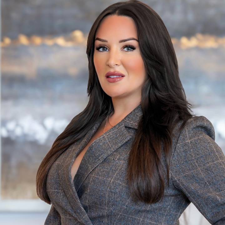 vivaciousbrunetterealtor