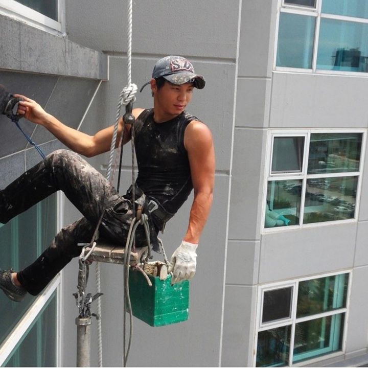 A man who reads on a wall