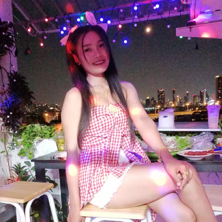 พลอย  ใส