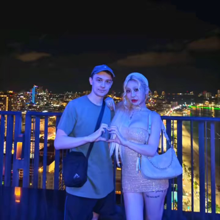 Два мужчины стоят