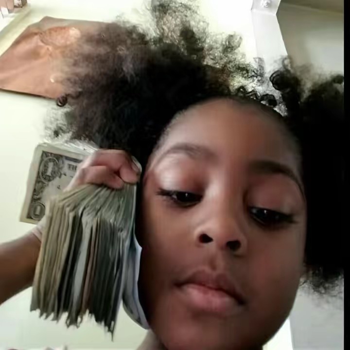 𝑀𝒾𝒸𝒽𝑒𝓁𝓁𝑒