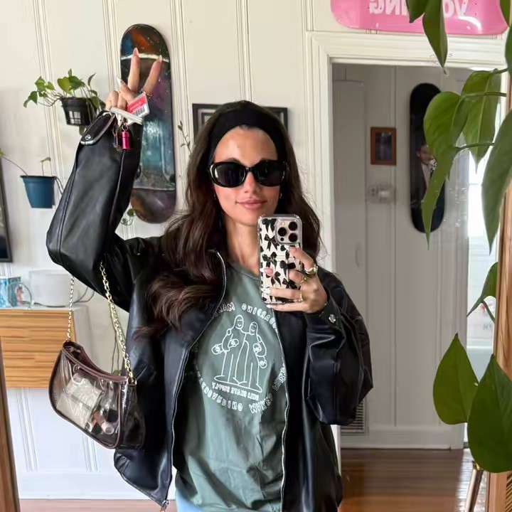 Ladyintgebathroom