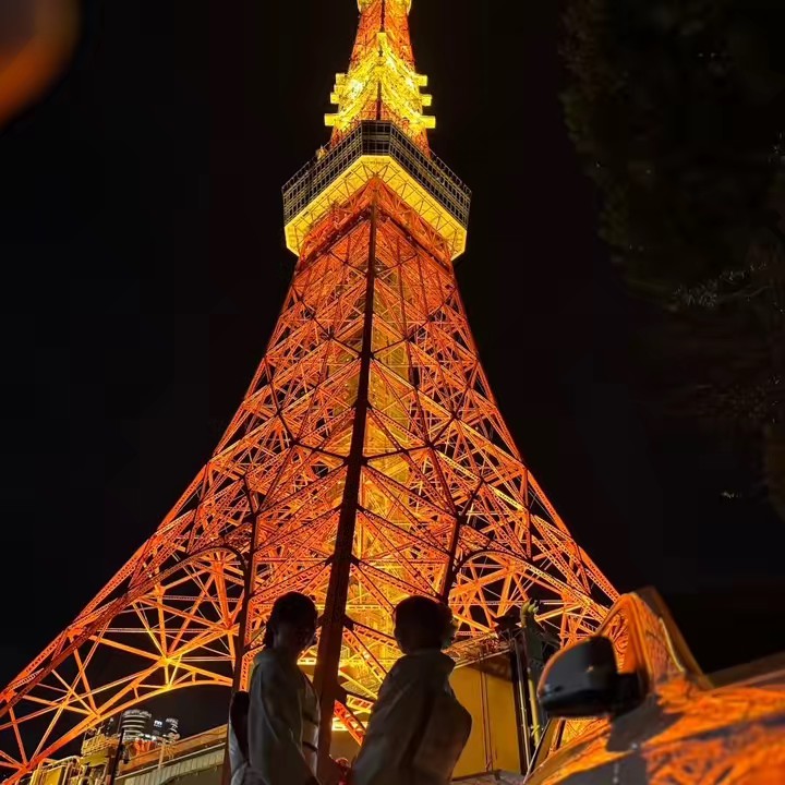 ストーカーに悩まされる女。