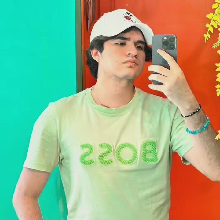 C E S A R  V E L E Z