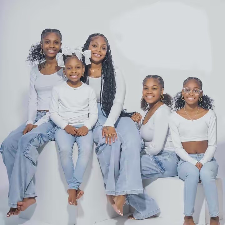 👩🏽👯‍♀️👯‍♀️