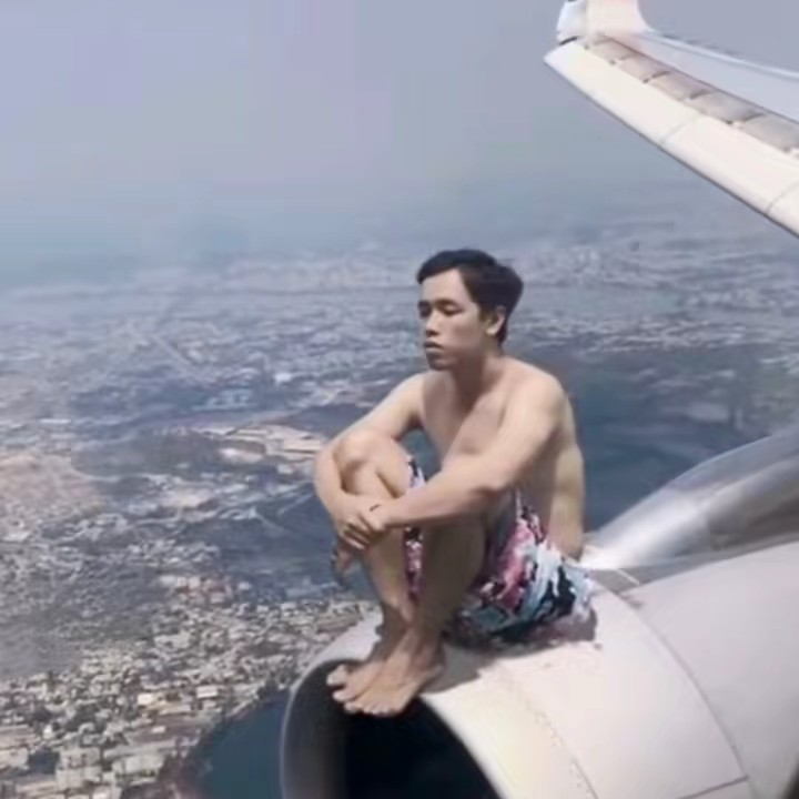 Husin Di Kapal Terbang