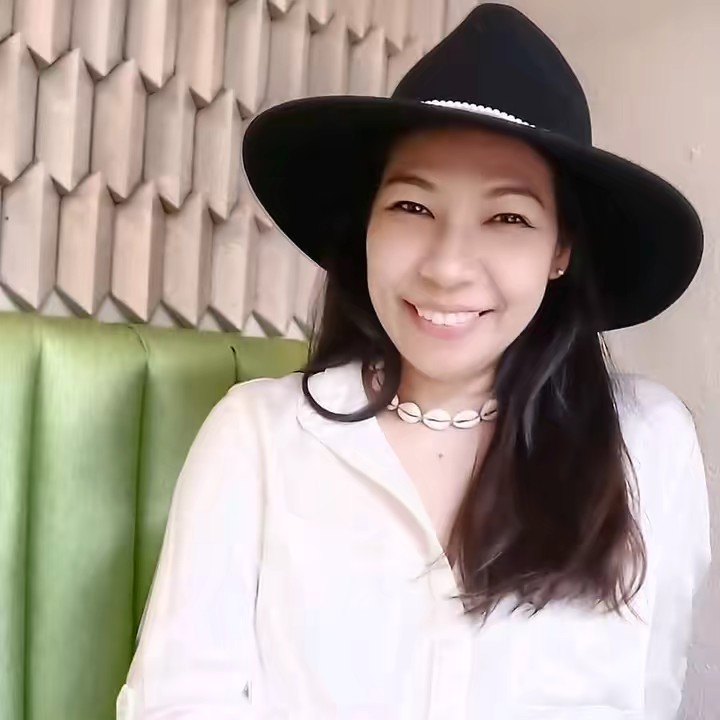 แม่เอ๋ลาชูเล่