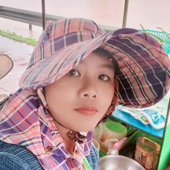 แม่ค้ารถพ่วงข้าง