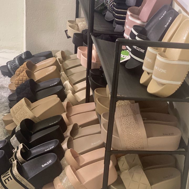 รองเท้าแตะแฟชั่นอินเทรนด์