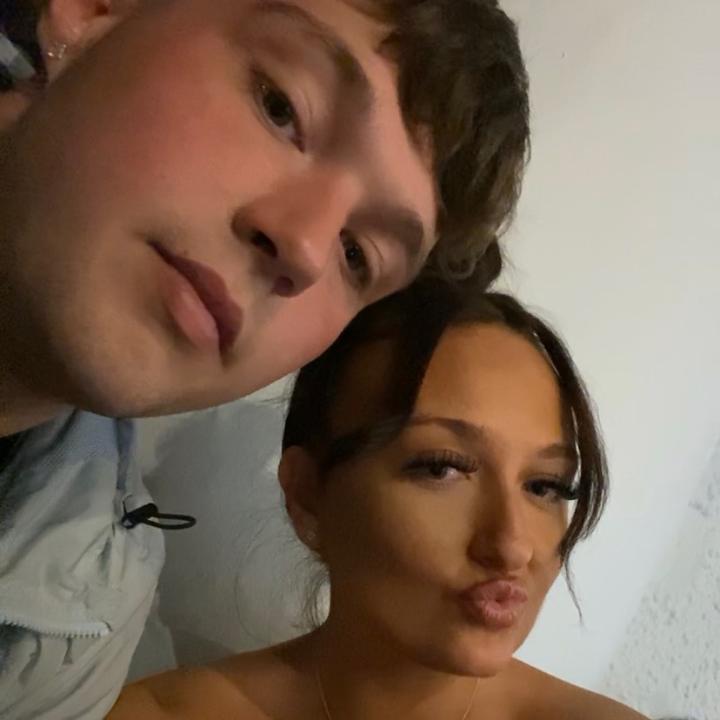 your fav brunette🤍