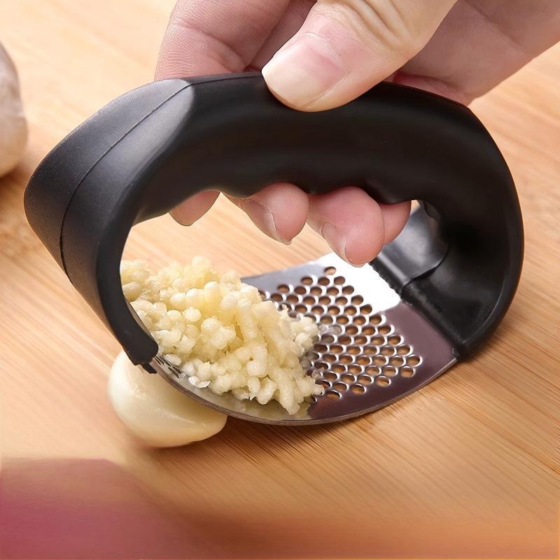 Manual Garlic Press with Handle, 1 Count Stainless Steel Rolling Garlic Crusher, Portable Metal Garlic Food Press for Home Kitchen Use