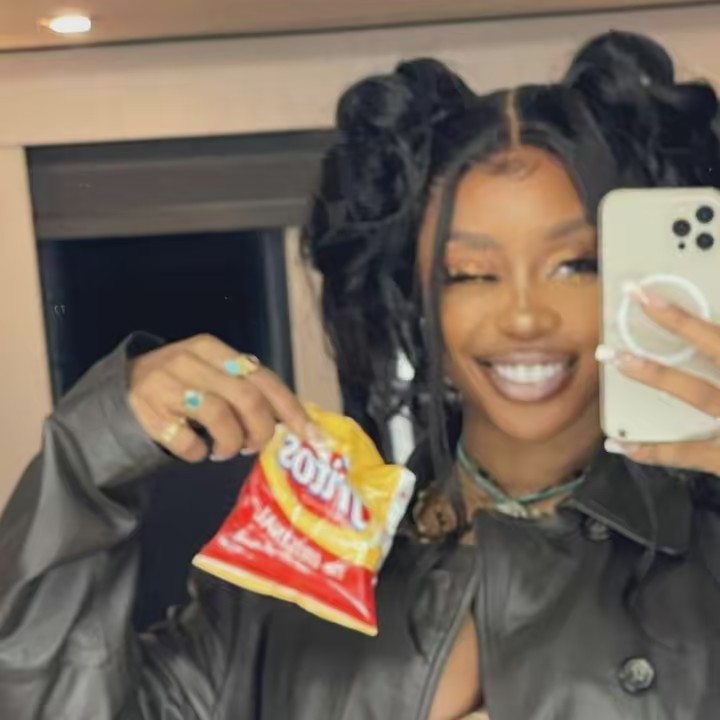 👩🏾‍❤️‍💋‍👨🏽🤍.