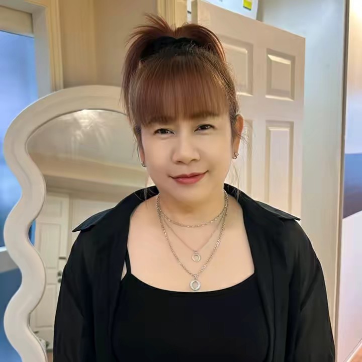 พี่อ้อย  เสื้อสวย