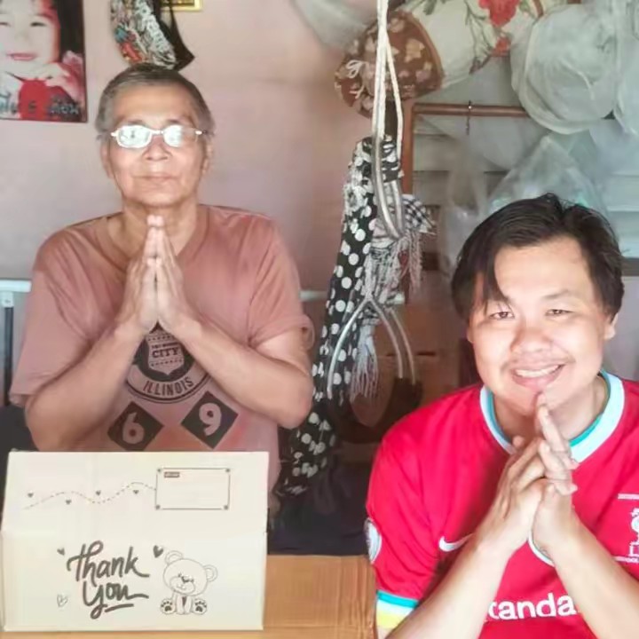 ผมชื่อเอกครับ..ผมรักหงส์แดง