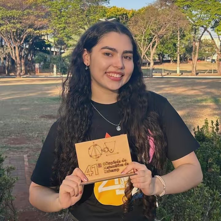 Geovana Becker 📚🤍🧪