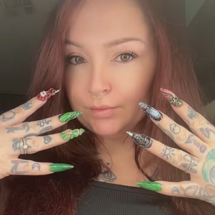 𝓗𝓸𝓽𝓢𝓱𝓸𝓽𝓝𝓪𝓲𝓵𝔃