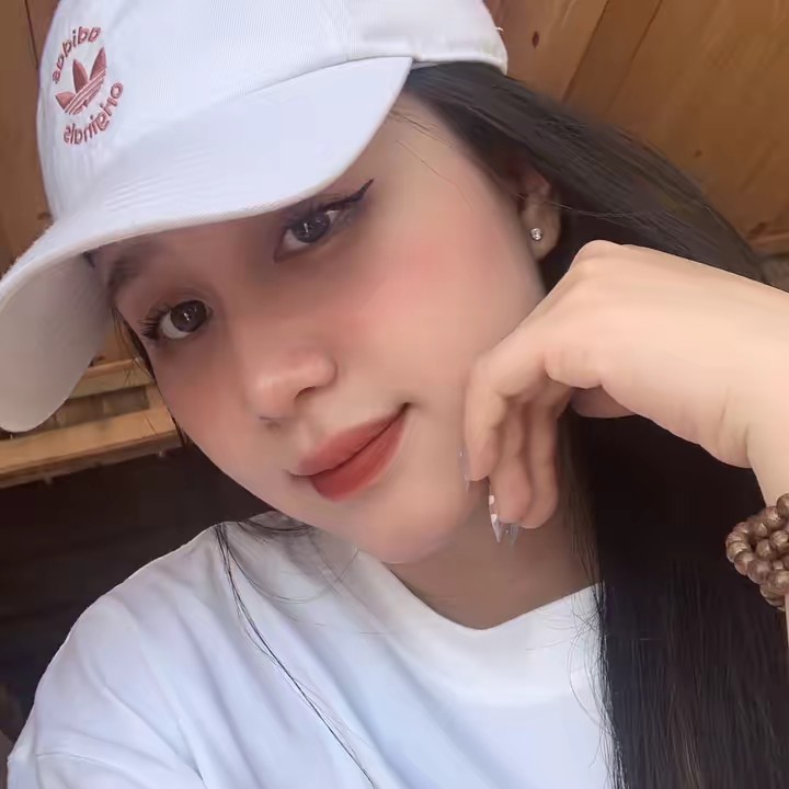 Cô Pé Bán Tạp Hoá