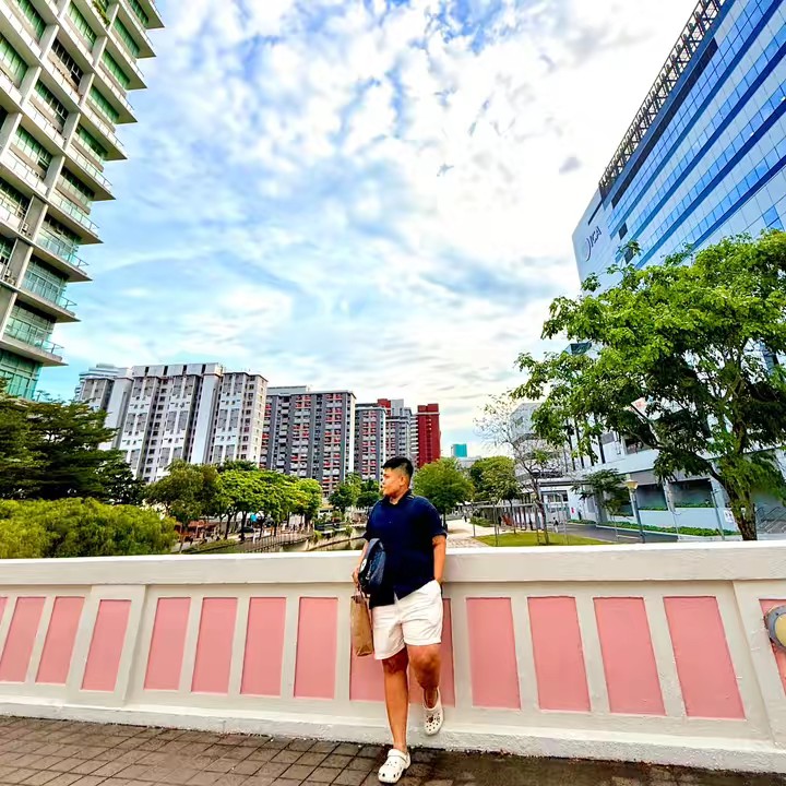 <Thomas > 🏳️‍🌈