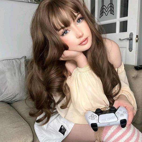 brunette babe Angelica