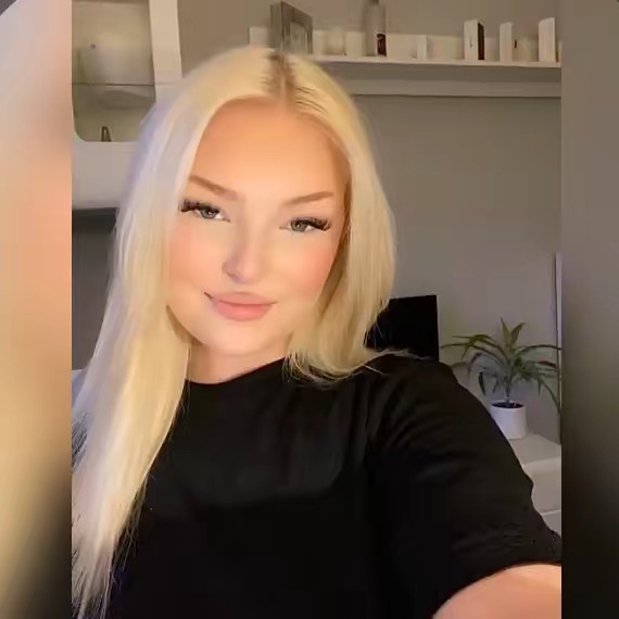 𝐂𝐄𝐋𝐈𝐍𝐄 𝐋𝐘𝐄𝐍 🍒