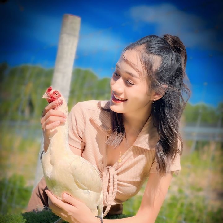 ผู้หญิงเลี้ยงไก่