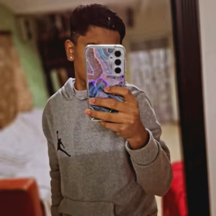 🧔🏽🧑‍✈️