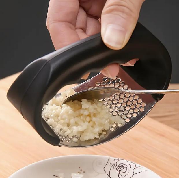 Stainless Steel Garlic Press - Easy-to-clean and durable kitchen gadget for chopping and crushing garlic, perfect for apartments and dormitories