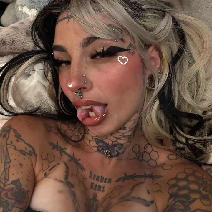 𝔠𝔯𝔲𝔢𝔩𝔩𝔞 ♡
