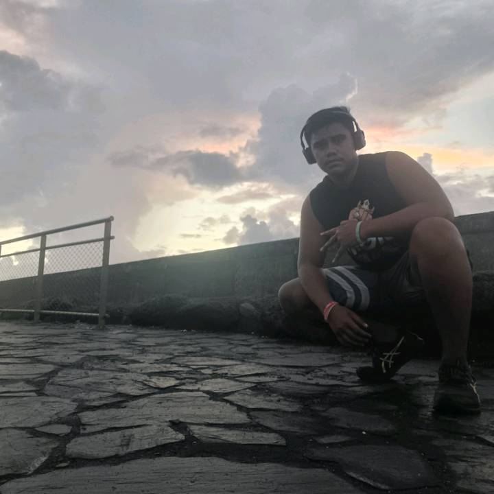 arrêtederegarderlesmeuf🌚