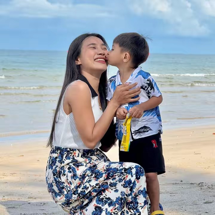 ♡₊˚หม่าม๊าพลอยลิช🛋️🐰🎀‧₊°