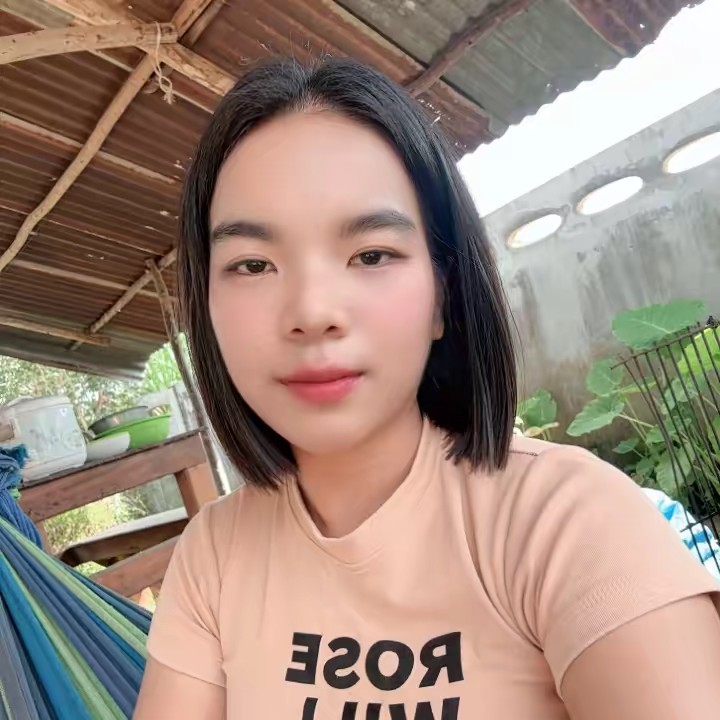 อรนิชา ชอบรีวิวเสื้อผ้า